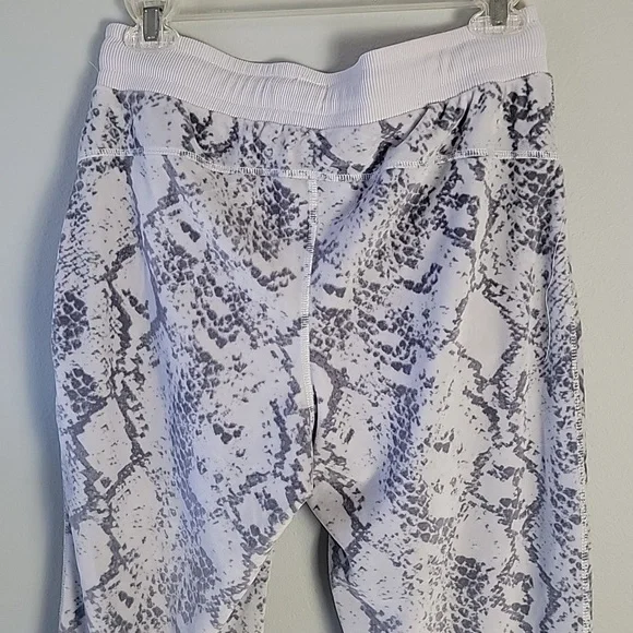 Cozy soft snakeskin lounge set - Picture 10 of 13